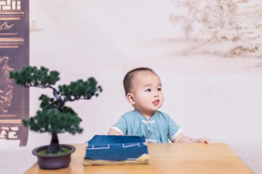 海口怀孕肚子中间凹两边凸